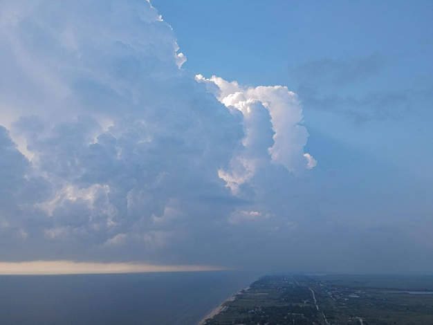 Widok z lotu ptaka z drona na chmury nad morzem na zewnątrz