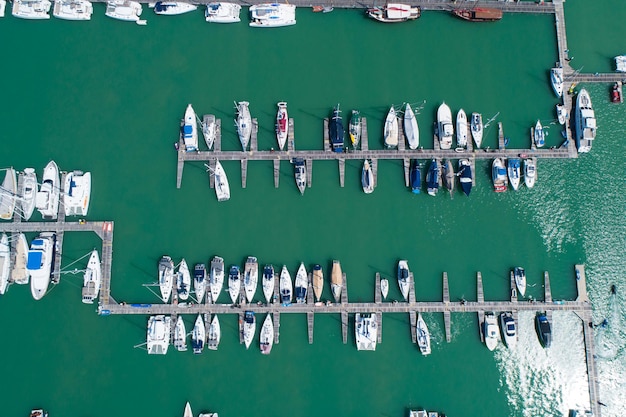 Widok z lotu ptaka Z góry na dół Drone strzał z parkingu jachtu i żaglówki w marinie Tło transportu i podróży Piękne morze w sezonie letnim