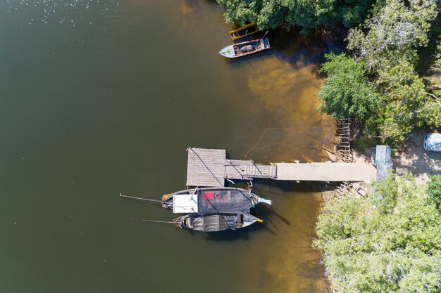 Widok z lotu ptaka z góry na dół Wysoki kąt widzenia drone strzał łodzi rybackich longtail w kanale.