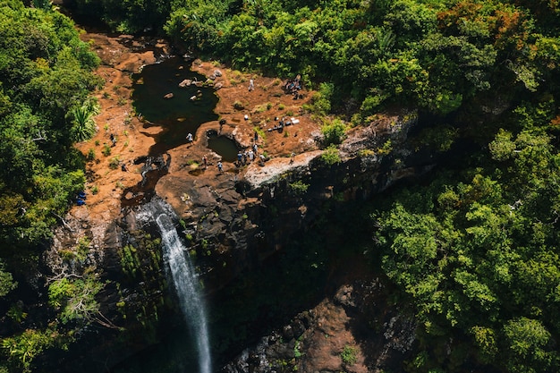 Widok z lotu ptaka z góry na wodospad Tamarin siedem kaskad w tropikalnej dżungli