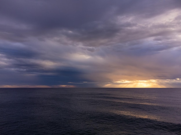 Widok z lotu ptaka z latającego drona o wschodzie słońca nad oceanem