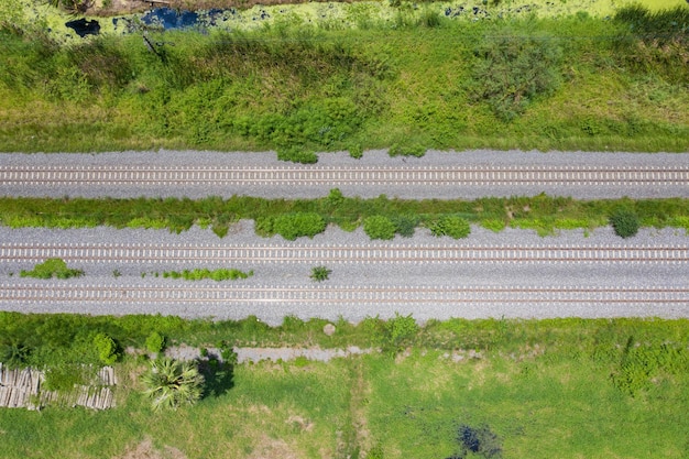Widok z lotu ptaka z latającego drona torów kolejowych