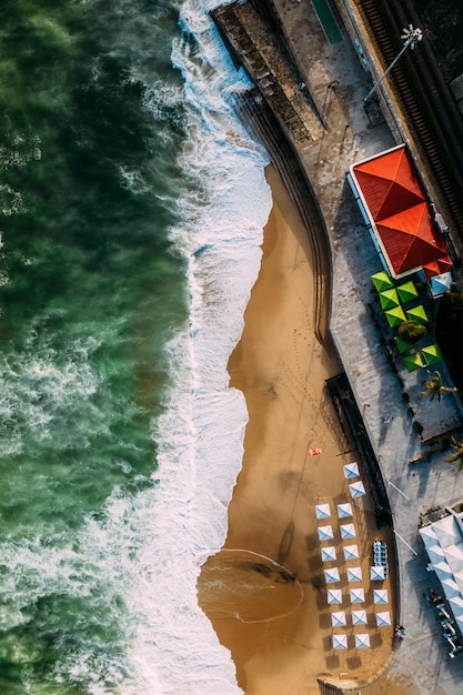 Widok z lotu ptaka z lotu ptaka na piaszczystą plażę Moitas w Cascais w pobliżu Lizbony w Portugalii latem