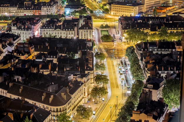 Widok z lotu ptaka z oświetlonymi budynkami i ulicami w mieście Nantes w nocy we Francji