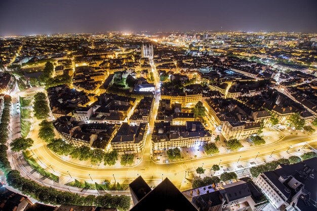 Widok z lotu ptaka z oświetlonymi budynkami i ulicami w mieście Nantes w nocy we Francji