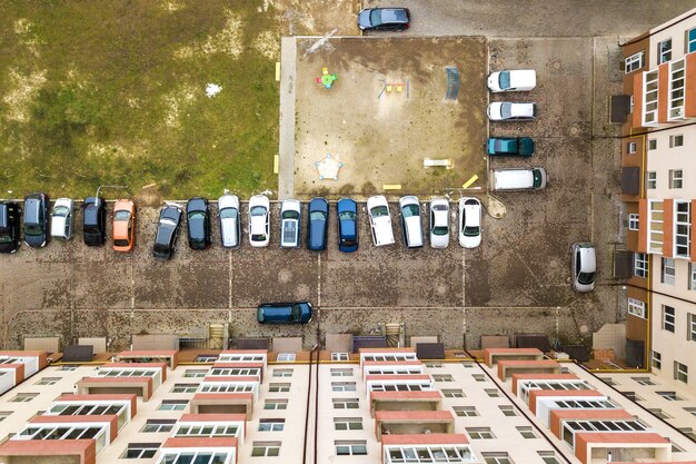 Widok Z Lotu Ptaka Zaparkowanych Samochodów Na Parkingu Między Wysokimi Apartamentowcami.