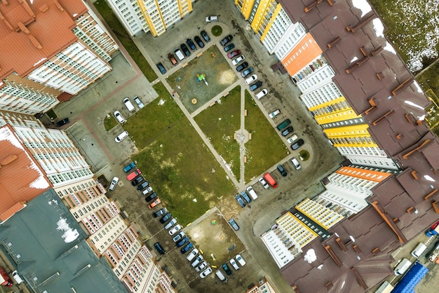 Widok Z Lotu Ptaka Zaparkowanych Samochodów Na Parkingu Między Wysokimi Apartamentowcami