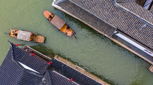 Widok Z Lotu Ptaka Zhujiajiao Wody Miasteczko I Chiny Tradycyjne Turystyczne łodzie Na Kanałach Szanghaj Zhujiajiao Wody Miasteczko W Szanghaj, Chiny.