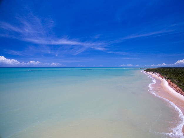 Widok z lotu ptaka Zielone morze na wybrzeżu brazylijskiej plaży w słoneczny dzień w Barra do Cahy,