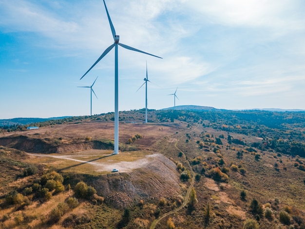 Widok z lotu ptaka zielonej energii elektrowni wiatrowej