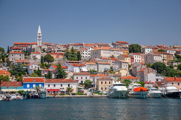 Widok z morza na stare zabytkowe miasto Porec Chorwacja