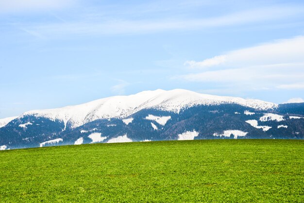 Widok z Nicova na Tatry Zachodnie w pobliżu Liptowskiego Mikulasza zimą i Krywań Słowacja Liptov ponownie