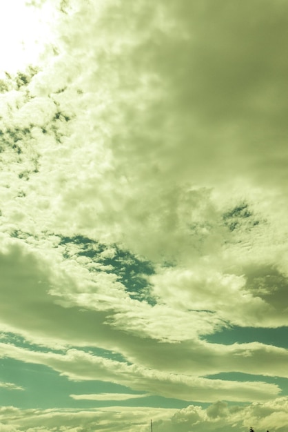 Zdjęcie widok z niskiego kąta na krajobraz chmur
