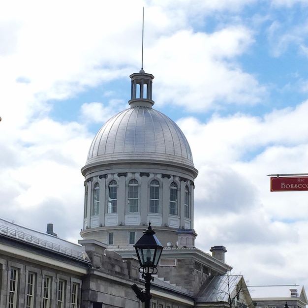 Widok z niskiego kąta na rynek bonsecours