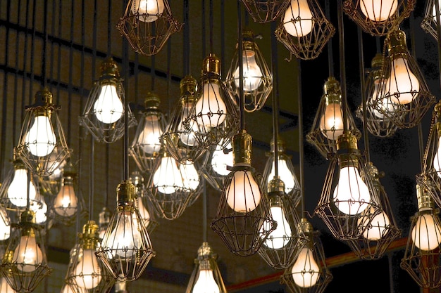 Widok z niskiego kąta oświetlonych lamp wiszących na suficie