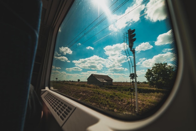 Widok z okna jadącego pociągu