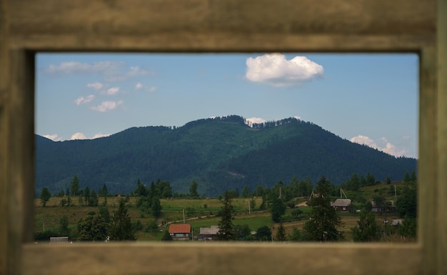 Widok z okna na zielone Karpaty na Ukrainie latem