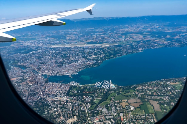 Widok z okna samolotu na antenę Genewy i Lac Léman lub Jeziora Genewskiego, które znajduje się między Francją a Szwajcarią i z widokiem na Alpy