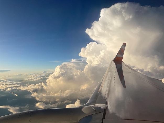 Zdjęcie widok z okna turbiny samolotu samolotu pod chmurami o zachodzie słońca