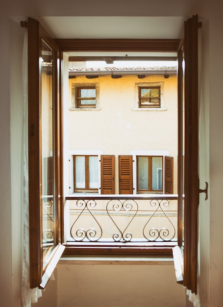 Widok Z Okna W Małej Miejscowości Tremosine. Włochy.