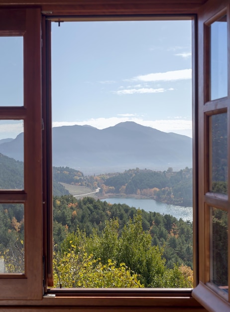 Widok Z Otwartego Okna Na Jezioro I Góry W Słoneczny Jesienny Dzień