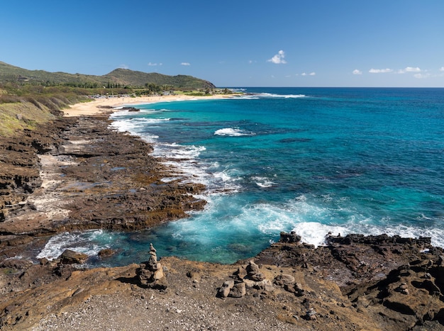 Widok z otworu Halona Blowhole w kierunku Sandy Beach w pobliżu Waikiki na Hawajach