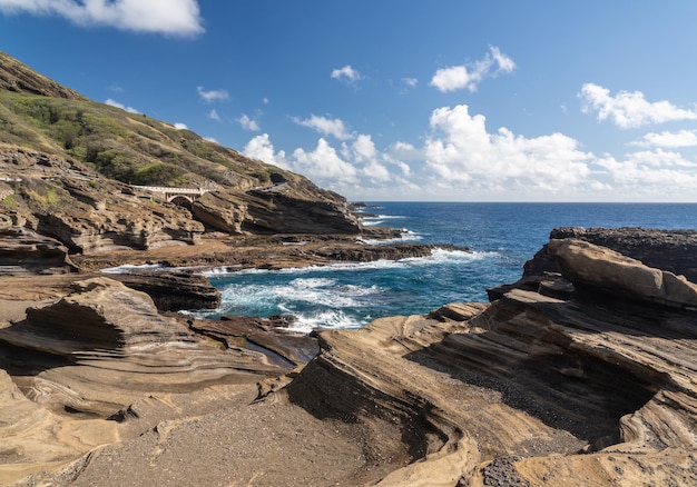 Widok z otworu Halona Blowhole wzdłuż zerodowanej linii brzegowej na wschodnim wybrzeżu Oahu