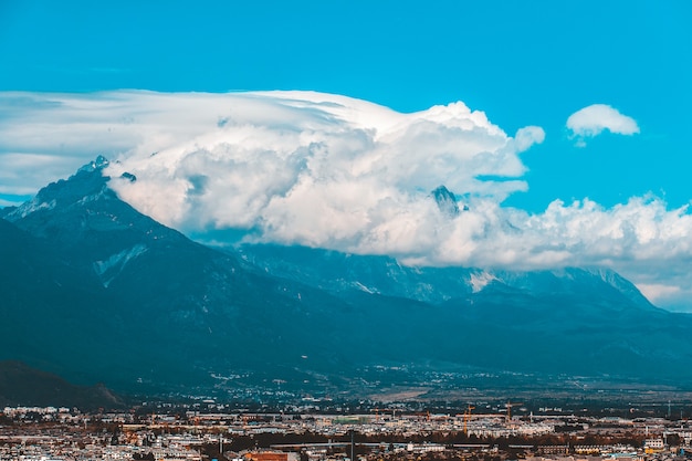 Widok z Pagody (Wieża Wangu) na Lion Hill. Położony na Starym Mieście w Lijiang,