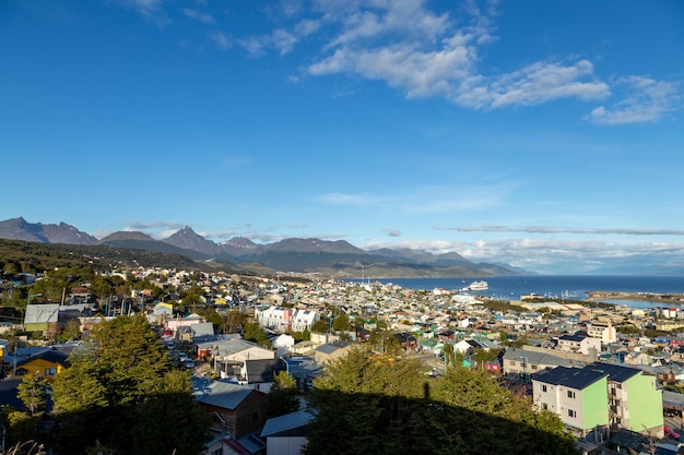 Widok z panoramy na port i góry miasta Ushuaia