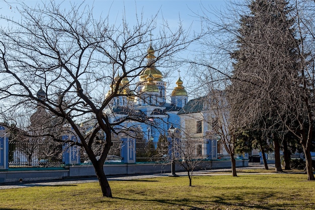 Widok z parku na Klasztor Michajłowski. Klasztor św. Michała, architektoniczna struktura cerkwi ze złotymi kopułami, Kijów Ukraina