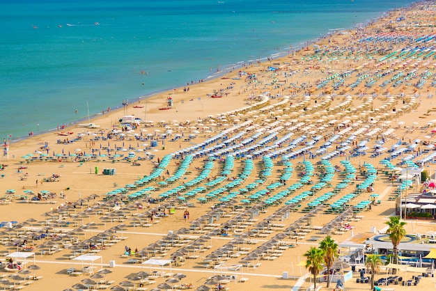 Widok Z Plaży Rimini Z Ludźmi I Błękitne Wody. Koncepcja Letnich Wakacji.