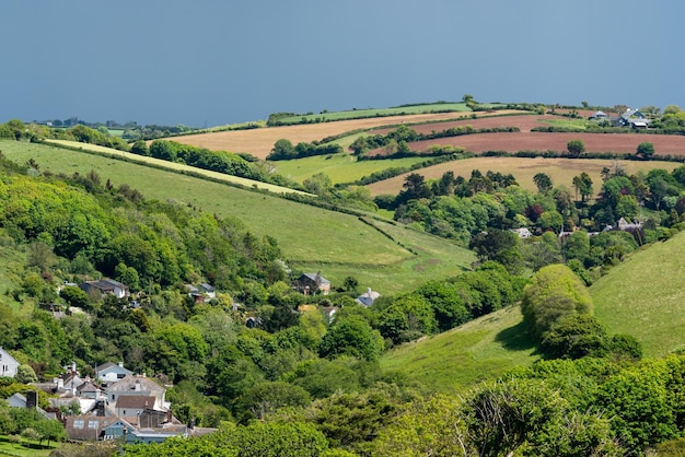 Widok z południowo-zachodniej ścieżki przybrzeżnej w pobliżu Thurlestone w kierunku wioski Buckland w Devon