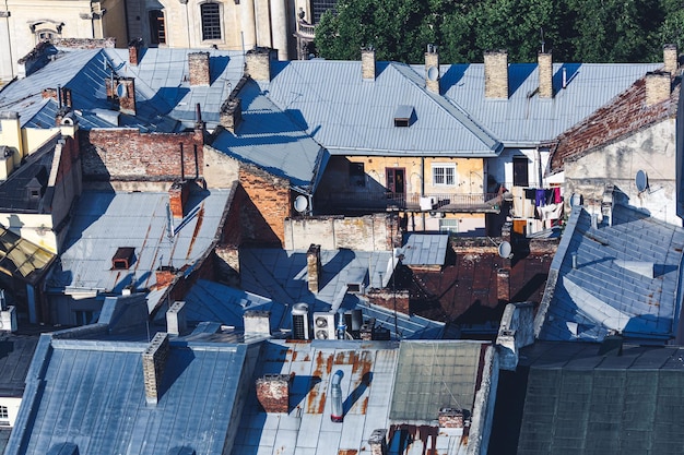 Widok z ponad stalowych dachów starych domów