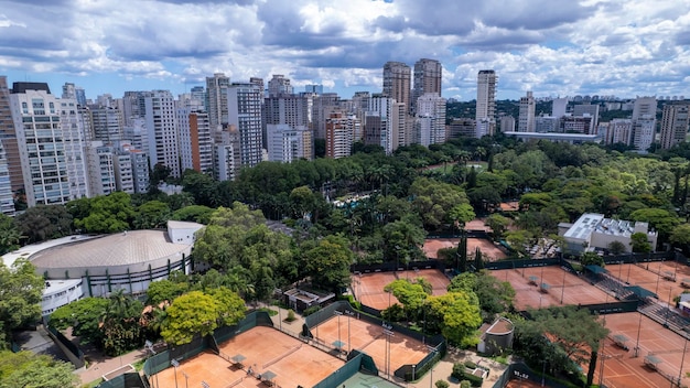 Widok z powietrza Avenida Brigadeiro Faria Lima Itaim Bibi Ikoniczne budynki handlowe w tle