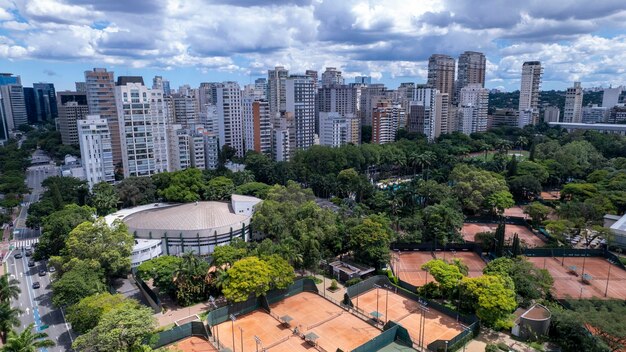 Widok z powietrza Avenida Brigadeiro Faria Lima Itaim Bibi Ikoniczne budynki handlowe w tle