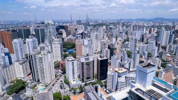 Widok z powietrza Avenida Paulista w Sao Paulo Brazylia Bardzo słynna aleja w mieście Wysokie budynki handlowe i wiele budynków mieszkalnych