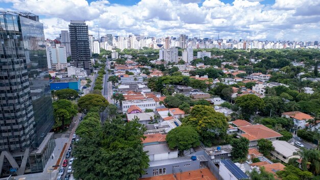 Widok z powietrza Avenida Reboucas w dzielnicy Pinheiros w Sao Paulo w Brazylii