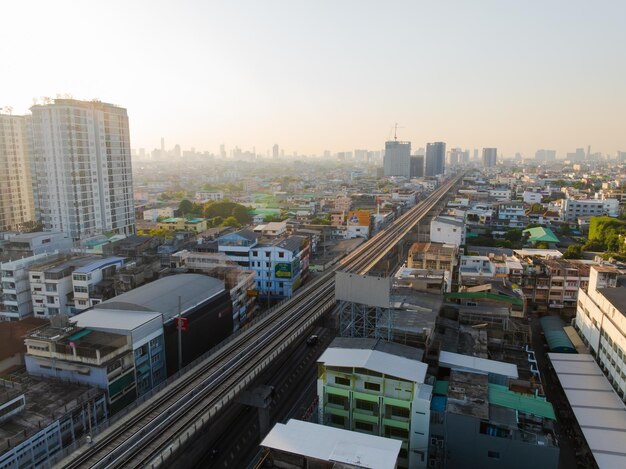 Zdjęcie widok z powietrza centrum bangkoku kolej sky train samochody na drogach i budynkach tajlandia