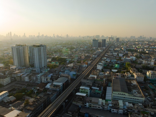 Zdjęcie widok z powietrza centrum bangkoku kolej sky train samochody na drogach i budynkach tajlandia