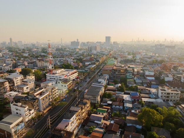 Zdjęcie widok z powietrza centrum bangkoku samochody na drogach i budynkach tajlandia