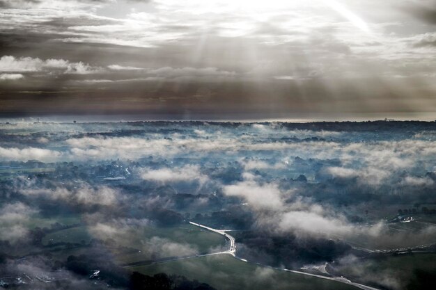 Widok z powietrza chmur burzowych nad krajobrazem