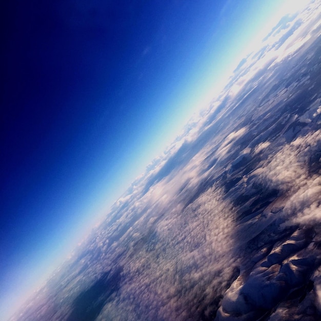 Zdjęcie widok z powietrza chmur nad skalistym krajobrazem