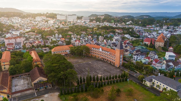 Widok z powietrza Da Lat Pedagogical College w mieście Da Lat w pobliżu jeziora Xuan Huong rano Miasto turystyczne w rozwiniętym Wietnamie Podróże i koncepcja krajobrazu