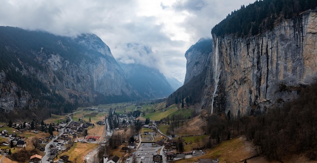 Zdjęcie widok z powietrza domków murren w szwajcarii i gór w mgle