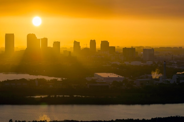 Widok z powietrza dzielnicy centrum miasta Tampa na Florydzie USA przy zachodzie słońca Ciemna sylwetka wysokich drapaczy chmur budynków biurowych w nowoczesnym amerykańskim Midtown