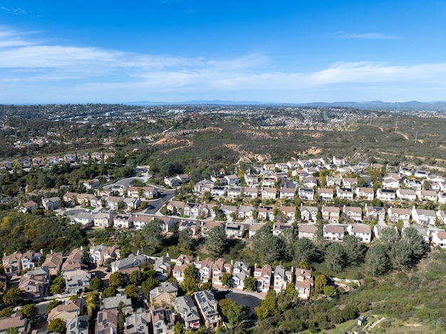 Widok z powietrza dzielnicy klasy średniej z mieszkaniami mieszkalnymi i domami w San Diego