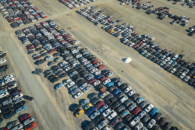Widok z powietrza firmy sprzedawcy aukcji duży parking z zaparkowanymi samochodami gotowymi do usług remarketingu Sprzedaż pojazdów używanych