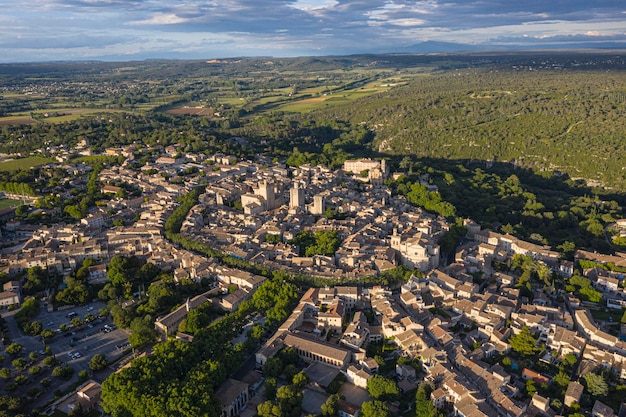 Widok z powietrza historycznego miasta Uzes we Francji