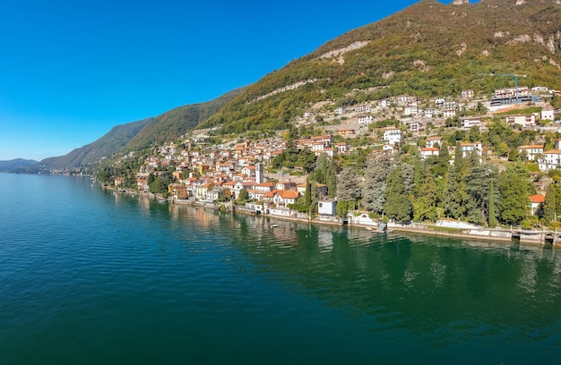 Widok Z Powietrza Krajobraz Na Pięknym Jeziorze Como W Carate Urio Lombardia Włochy Malownicze Miasteczko Z Tradycyjnymi Domami I Czystą Niebieską Wodą Letnie Wakacje Dla Turystów Na Bogatym Ośrodku Z ładnym Portem