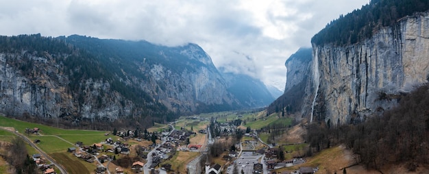 Widok z powietrza miasta alpejskiego Murren w Szwajcarii pośród szorstkich gór